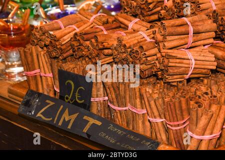 Ein Bündel Zimtstangen zum Verkauf auf der Theke Top auf dem Weihnachtsmarkt. Gesunde aromatische Gewürz in der Küche und Medizin, Aromatherapie verwendet Stockfoto