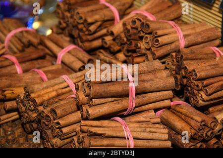 Ein Bündel Zimtstangen zum Verkauf auf der Theke Top auf dem Weihnachtsmarkt. Gesunde aromatische Gewürz in der Küche und Medizin, Aromatherapie verwendet Stockfoto