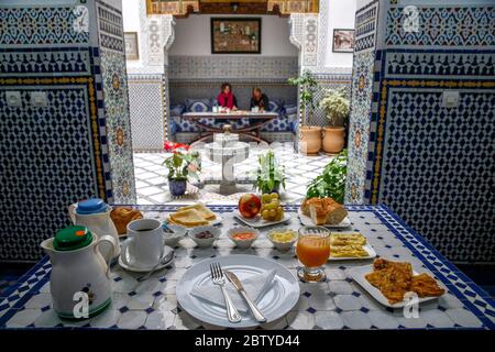 Frühstück in einem Riad in Fes Medina (Altstadt), Fez, Marokko, Nordafrika, Afrika Stockfoto