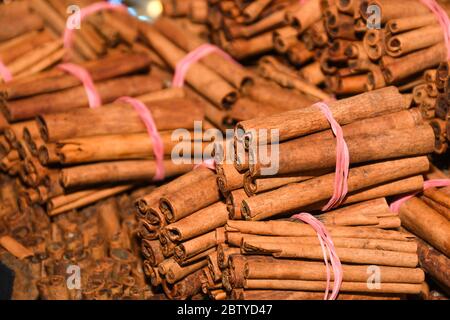 Ein Bündel Zimtstangen zum Verkauf auf der Theke Top auf dem Weihnachtsmarkt. Gesunde aromatische Gewürz in der Küche und Medizin, Aromatherapie verwendet Stockfoto