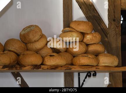 Verschiedene leckere Brotsorten in den Regalen der Bäckerei. Frisch gebackenes Brot auf dem Bauernmarkt Stockfoto