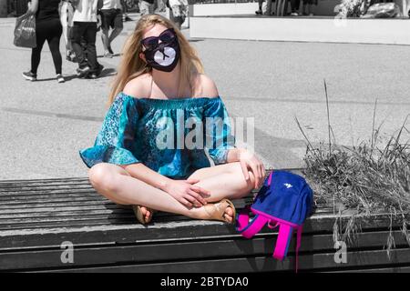 Junge Frau, die während der Sperrbeschränkungen für Coronavirus COVID-19 in Bournemouth, Dorset UK im Mai eine tierische Gesichtsmaske trägt Stockfoto