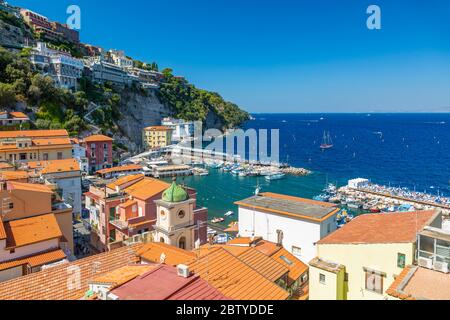Blick auf Spiaggia di Sorrento, öffentlichen Strand und Hafen, Sorrento, Kampanien, Italien, Europa Blick auf Spiaggia di Sorrento, öffentlichen Strand und Hafen, Sorrento, Kampanien, Italien, Europa