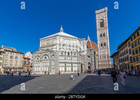 Blick auf das Baptisterium und Campanile di Giotto, Piazza del Duomo, Florenz (Firenze), UNESCO-Weltkulturerbe, Toskana, Italien, Europa Stockfoto