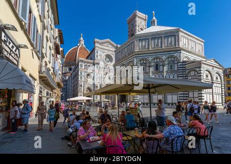 Blick auf das Café und das Baptisterium und Campanile di Giotto, Piazza del Duomo, Florenz (Firenze), UNESCO-Weltkulturerbe, Toskana, Italien, Europa Stockfoto