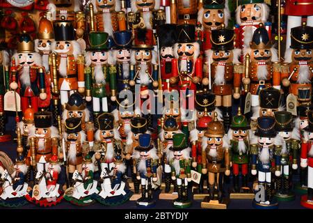Armee von Nussknacker zum Verkauf während Weihnachtsfest Messe in Wien, Österreich. Traditionelle Holzstatue oder Soldat berühmten Spiel Ceaikovski. Deutsche St. Stockfoto
