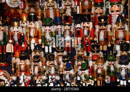 Armee von Nussknacker zum Verkauf während Weihnachtsfest Messe in Wien, Österreich. Traditionelle Holzstatue oder Soldat berühmten Spiel Ceaikovski. Deutsche St. Stockfoto