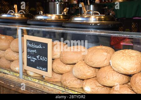 Verschiedene leckere Brotsorten in den Regalen der Bäckerei. Frisch gebackenes Brot auf dem Bauernmarkt Stockfoto