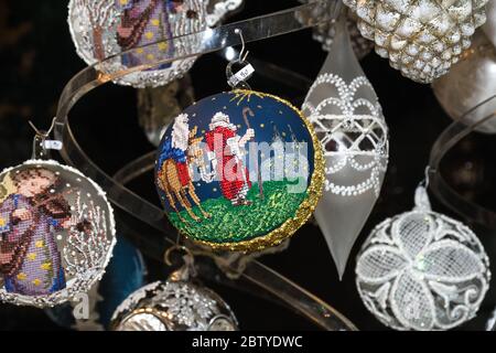 Weihnachtsschmuck auf dem Markt in Wien. Zu verkaufen auf Weihnachtsmarkt in Westeuropa, Wien, Österreich. Goldene Kugeln, Zwiebeln, Blasen, Dekoration Stockfoto
