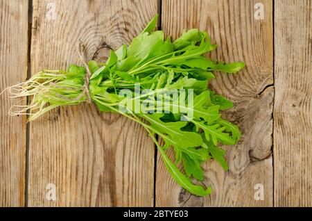 Bund frischer grüner Rucola. Foto in Studio Stockfoto