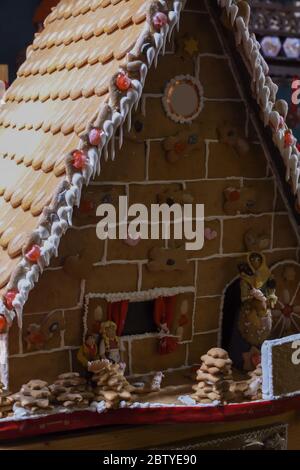 Sehr große und große Ingwer Brot Haus Anzeige. Natürliche hausgemachte Dessert-Präsentation während des Weihnachtsmarktes in Wien, Österreich Stockfoto