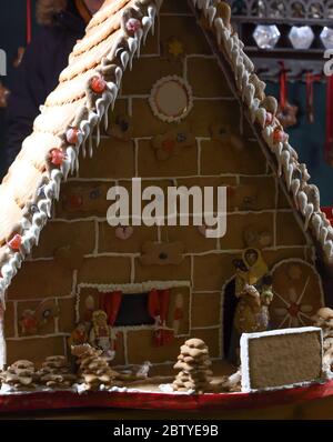 Sehr große und große Ingwer Brot Haus Anzeige. Natürliche hausgemachte Dessert-Präsentation während des Weihnachtsmarktes in Wien, Österreich Stockfoto