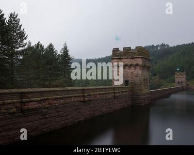Eine lange Exposition des Derwent Dam, es ist Türme und Stausee, Peak District National Park Stockfoto