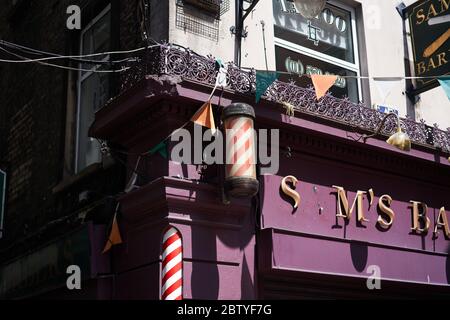 Ein Schild für einen Friseur in Dublin, Irland. Stockfoto