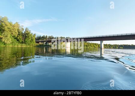 Alte Straßenbrücke über den Fluss Cheremshan in der Region Uljanowsk in Russland Stockfoto