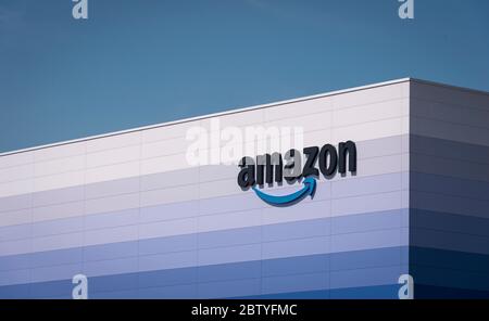 Amazon Vertriebszentrum in der Nähe der Autobahn M1 in England. Stockfoto