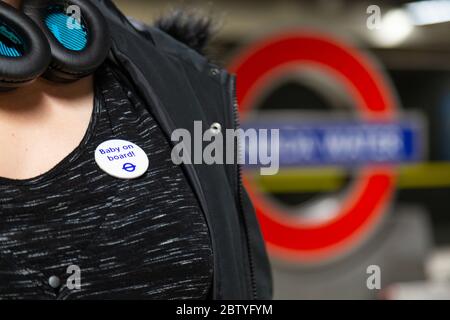 Baby on Board Badge Nahaufnahme mit Underground-Rundum im Hintergrund Stockfoto