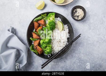 Vegane Teryaki Tempeh oder tempe buddha Schüssel mit Reis, gedämpftem Brokkoli, Spinat und Limette Stockfoto