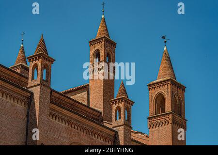 Außenansicht mit einigen Türmen zur Kathedrale von Alba (Cattedrale di San Lorenzo) Stockfoto