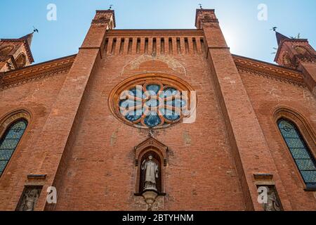 Außenansicht mit einigen Türmen zur Kathedrale von Alba (Cattedrale di San Lorenzo) Stockfoto