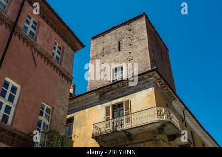 Nach oben blicken Sie auf ein typisch italienisches Dorf mit alten Häusern und einem Turm im Hintergrund Stockfoto