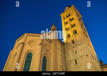 Außenansicht mit zur blauen Stunde zur Kathedrale von Alba (Cattedrale di San Lorenzo) Stockfoto