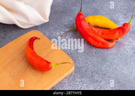 Präsentation von peruanischen scharfroten Chilischoten (Aji Limo) Stockfoto