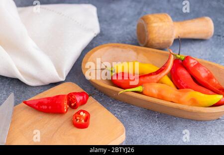 Präsentation von peruanischen scharfroten Chilischoten (Aji Limo) Stockfoto