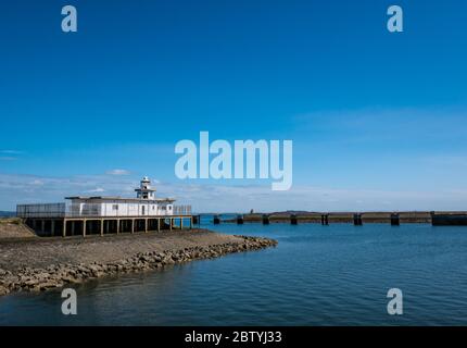 Kürzlich neu gestrichen Port of Leith stiller Leuchtturm am Eingang Becken in Leith Docks, Edinburgh, Schottland, Großbritannien Stockfoto