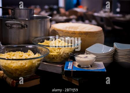 Bukarest, Rumänien, 25. Dezember 2019:Live-Kochen Pasta Station Schreibtisch, Parmigiano-Reggiano während Hotel Brunch Buffet. Frisches Essen Buffet Bru Stockfoto