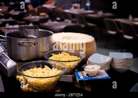 Bukarest, Rumänien, 25. Dezember 2019:Live-Kochen Pasta Station Schreibtisch, Parmigiano-Reggiano während Hotel Brunch Buffet. Frisches Essen Buffet Bru Stockfoto