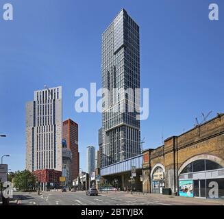 Neue Wohntürme, Vauxhall, London, Großbritannien. Zeigt Aykon London One Tower (Zentrum), ein luxuriöses Appartementhaus mit Innenräumen von Versace. Stockfoto