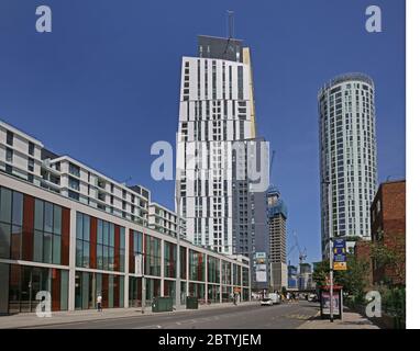 Neue Wohntürme ragen über dem wiederaufgebauten Sainsbury's Supermarkt an der Wansdsworth Road im Londoner Stadtteil Vauxhall. Stockfoto
