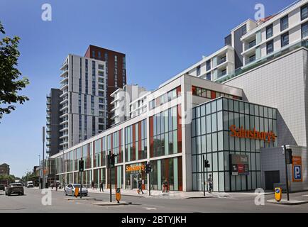 Neue Wohntürme ragen über dem wiederaufgebauten Sainsbury's Supermarkt an der Wansdsworth Road im Londoner Stadtteil Vauxhall. Stockfoto