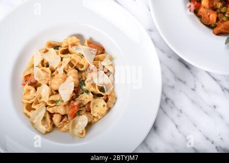 Pasta Gnocchi sardi mit frischen Kirschtomaten-Sauce, Basilikum und Parmesan-Käse. Menü Ansicht von oben mit Tomatensauce Oktopus, serviert in einem Restaurant Stockfoto
