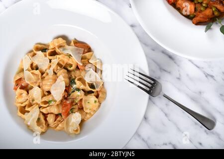 Pasta Gnocchi sardi mit frischen Kirschtomaten-Sauce, Basilikum und Parmesan-Käse. Menü Ansicht von oben mit Tomatensauce Oktopus, serviert in einem Restaurant Stockfoto