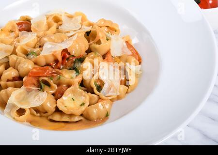 Pasta Gnocchi sardi mit frischen Kirschtomaten-Sauce, Basilikum und Parmesan-Käse. Menü Ansicht von oben mit Tomatensauce Oktopus, serviert in einem Restaurant Stockfoto