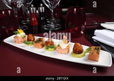 In der Pfanne angebratene Jakobsmuscheln, Birnen- und Minzpüree. Gourmet elegantes Luxus-Speisekonzept, feine Auswahl an Speisekarten für die Verkostung in einem Restaurant-Tisch, weiß p Stockfoto