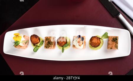 In der Pfanne angebratene Jakobsmuscheln, Birnen- und Minzpüree. Gourmet elegantes Luxus-Speisekonzept, feine Auswahl an Speisekarten für die Verkostung in einem Restaurant-Tisch, weiß p Stockfoto