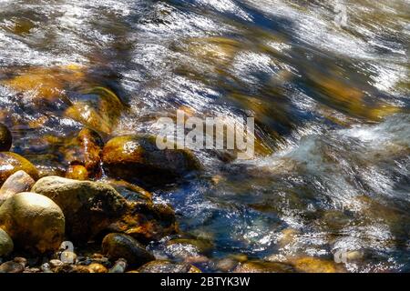Nahaufnahme des Flusses Ariege, der durch die Pyrenäen fließt, Ariege, Französische Pyrenäen, Frankreich Stockfoto