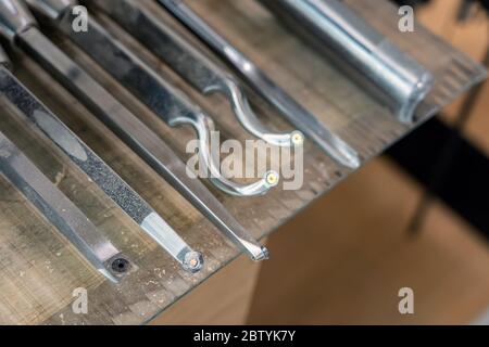 Set von Schnitzereien Metallwerkzeuge für die Holzbearbeitung in der Werkstatt. Säge Edelstahl Hardware-Kit auf dem Tisch. Stockfoto