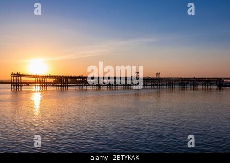 Bergbaupier bekannt als Tinto Dock bei Sonnenuntergang 'Muelle del Tinto'. Dies ist eines der Überreste, die die Engländer in Huelva hinterlassen haben. Stockfoto