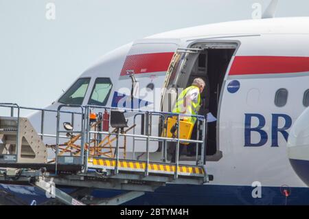 Glasgow, Schottland, Großbritannien. Mai 2020. Im Bild: Die Bodencrews von British Airways am Glasgow International Airport warten auf die Sammlung von Maschinen des Typs Airbus A319/A320/A321, die schlafend und fluglos liegen, während die Fluggesellschaften ihre Masse an geerdeten Flugzeugen in ihrer Flotte ausarbeiten. Es gibt feste laufende Kosten, die BA erfüllen muss, um sicherzustellen, dass ihre Flugzeuge flugtauglich sind. Um zu überleben, hat BA bereits ein Viertel ihrer Mitarbeiter gestackt. Quelle: Colin Fisher/Alamy Live News Stockfoto