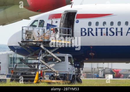 Glasgow, Schottland, Großbritannien. Mai 2020. Im Bild: Die Bodencrews von British Airways am Glasgow International Airport warten auf die Sammlung von Maschinen des Typs Airbus A319/A320/A321, die schlafend und fluglos liegen, während die Fluggesellschaften ihre Masse an geerdeten Flugzeugen in ihrer Flotte ausarbeiten. Es gibt feste laufende Kosten, die BA erfüllen muss, um sicherzustellen, dass ihre Flugzeuge flugtauglich sind. Um zu überleben, hat BA bereits ein Viertel ihrer Mitarbeiter gestackt. Quelle: Colin Fisher/Alamy Live News Stockfoto