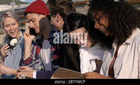 Multiethnische Klassenkameraden beabsichtigen, Freizeit auf dem Campus zu verbringen Stockfoto