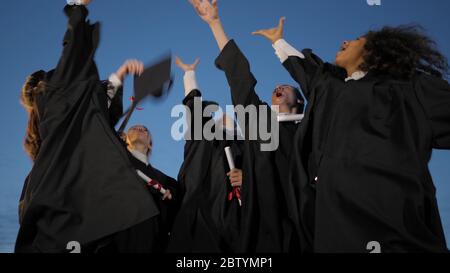 Glückliche und aufgeregt Gruppe von Studenten Freunde am Abschlusstag THR Stockfoto
