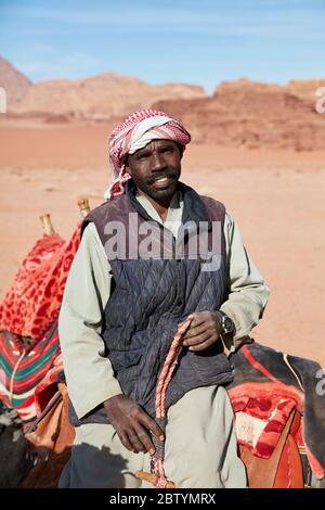 Porträt des Nabateischen Kamelhirten, Wadi Rum Wüste, Aqaba, Jordanien Stockfoto