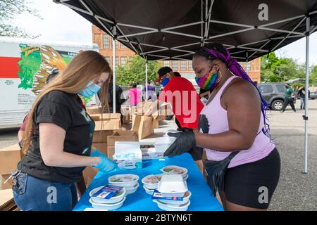 Detroit, Michigan - Freiwillige verpacken während der Coronavirus-Pandemie Lebensmittel für die kostenlose Verteilung in einer Nachbarschaft mit geringem Einkommen. Die Verteilung war o Stockfoto