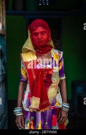 Eine Frau aus dem Stamm der Banjaras? Ein Stamm, der beispielhaft in Harmonie mit der Natur existiert, einen Schal über ihrem Gesicht trägt. INDIEN: DIE LETZTEN AVATARE von Indi Stockfoto