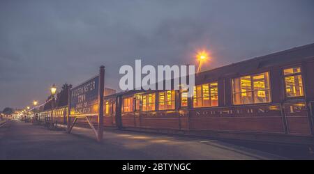 Stimmungsvolle Nacht Blick auf Plattform von Kidderminster vintage Bahnhof, Severn Valley Heritage Railway UK. Vintage Kutsche wartet im Dunkeln. Stockfoto